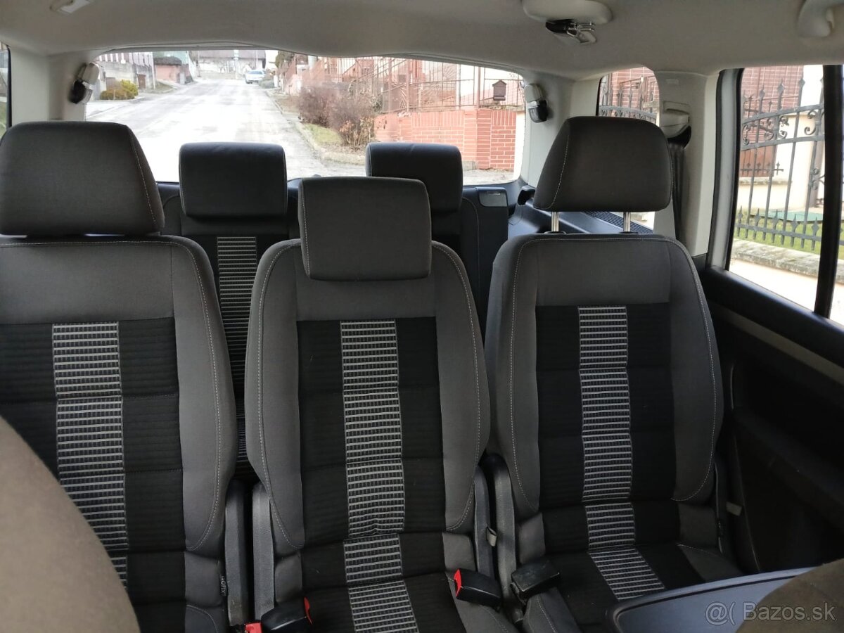 Volkswagen Touran 7-miestný - 17