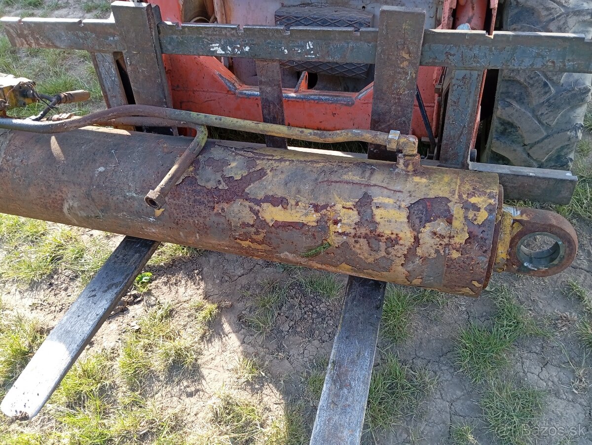 BULDOZER T130 CHLADICE A HYDRAULICKE VALCE - 17