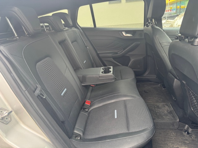 Ford Focus Kombi 2.0 TDCi EcoBlue Active A/T - 17