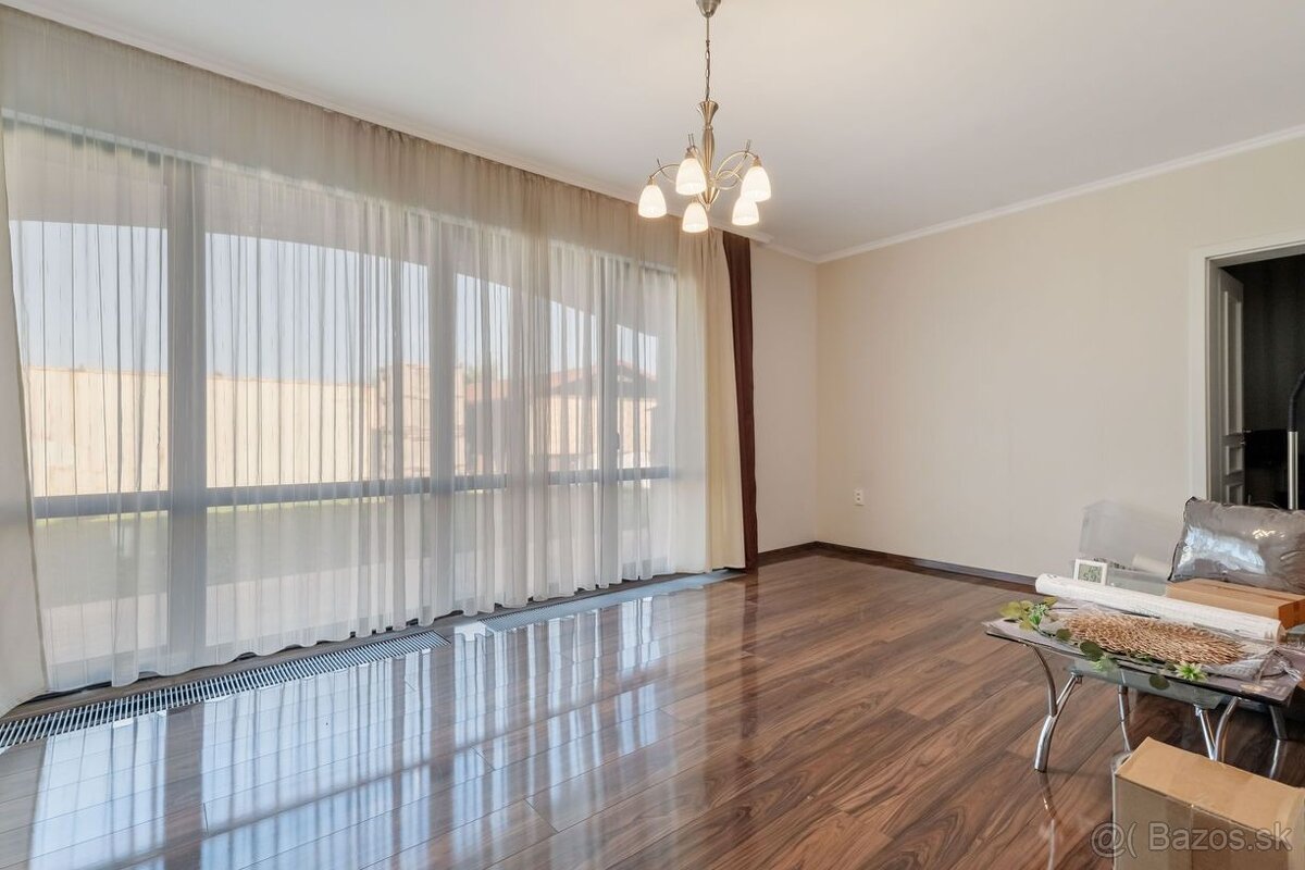 KOMÁROVCE - 4 IZBOVÝ RD 360 M2 SO SAUNOU, POZEMOK 3.629 M2 - 17