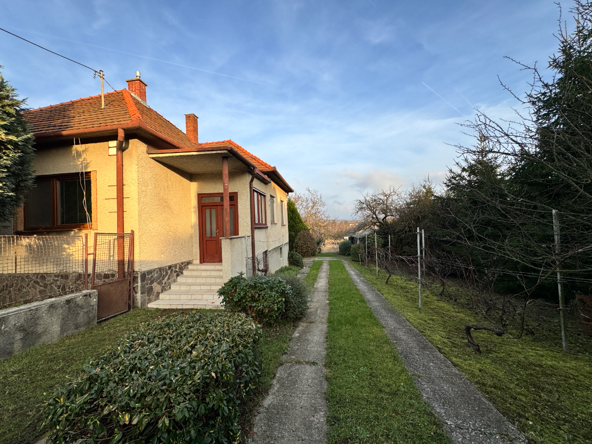 Priestranný podpivničený rodinný dom v Zlatých Moravciach – - 17