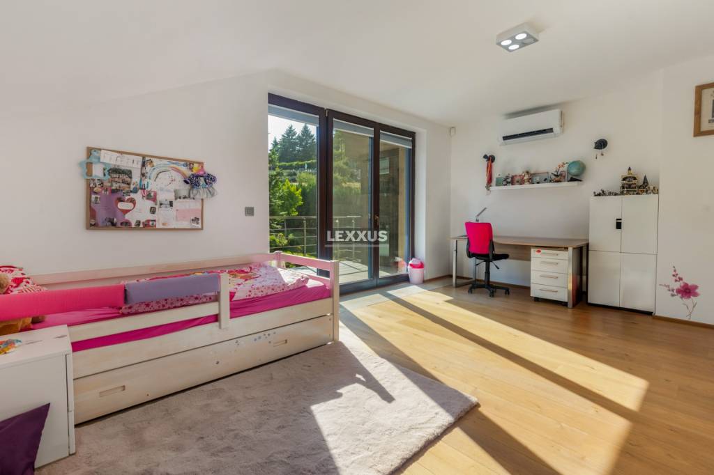 | Veľkorysý 8-izbový rodinný dom s bazénom na Zvončekovej ul - 17