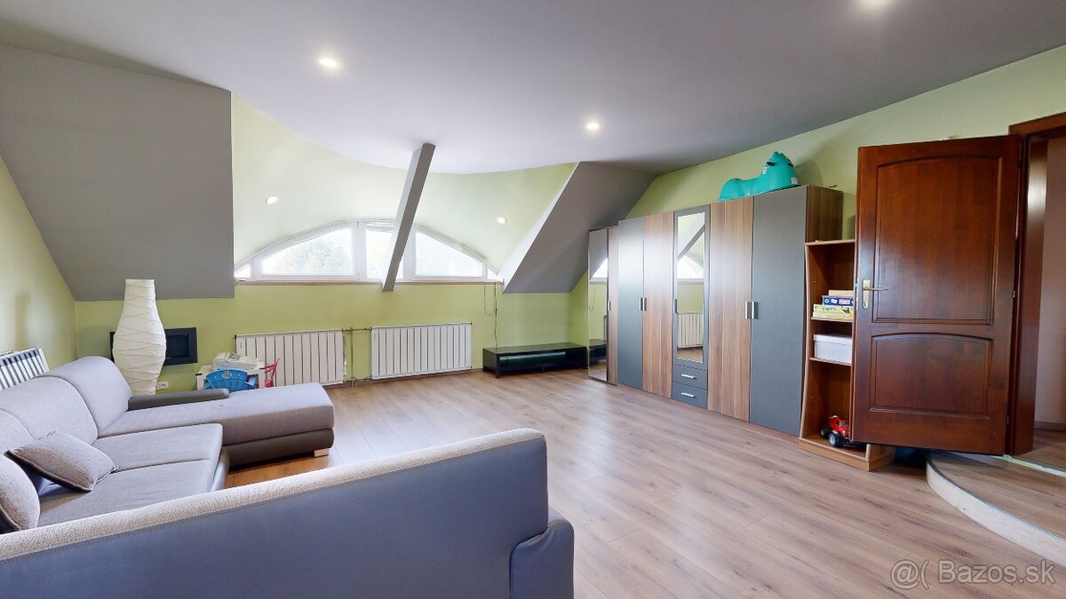 6 izbový rodinný dom s jedinečnou architektúrou,pozemok 1061 - 17