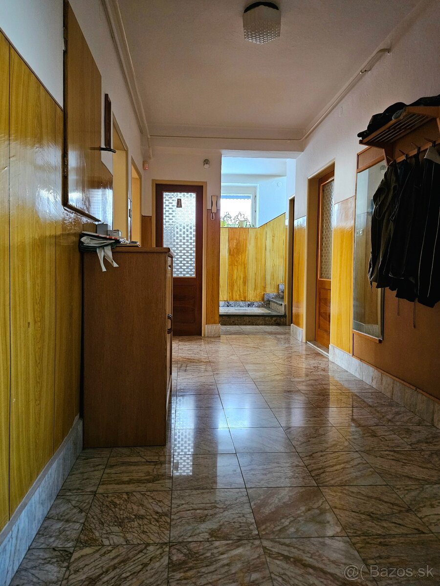 Väčší rodinný dom - garáže pre 4 autá - 17