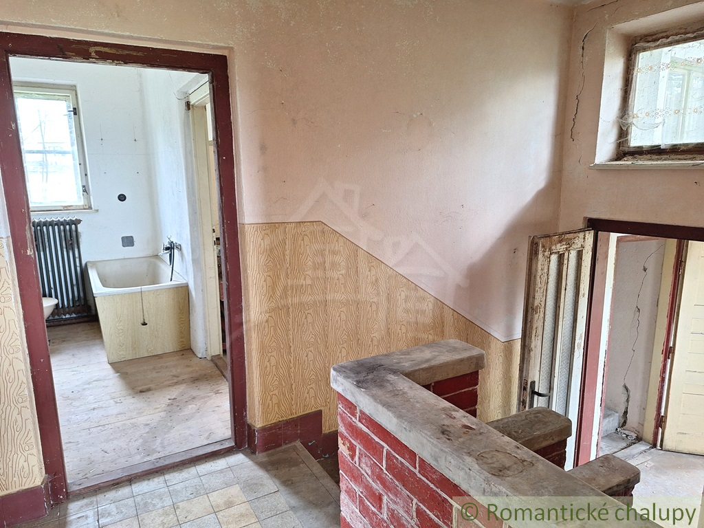 Dom v pôvodnom stave na krásnom pozemku (2130m2) v malej d - 17