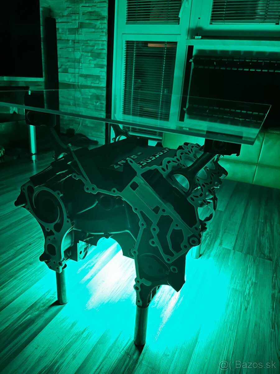 Stôl z motora Mercedes-Benz V6 - 17