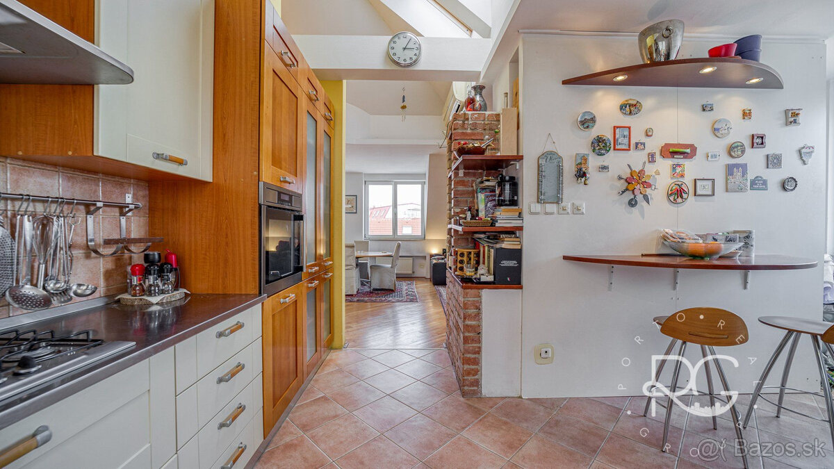 Pôsobivý staromestský byt s veľkou terasou s krásnym výhľado - 17