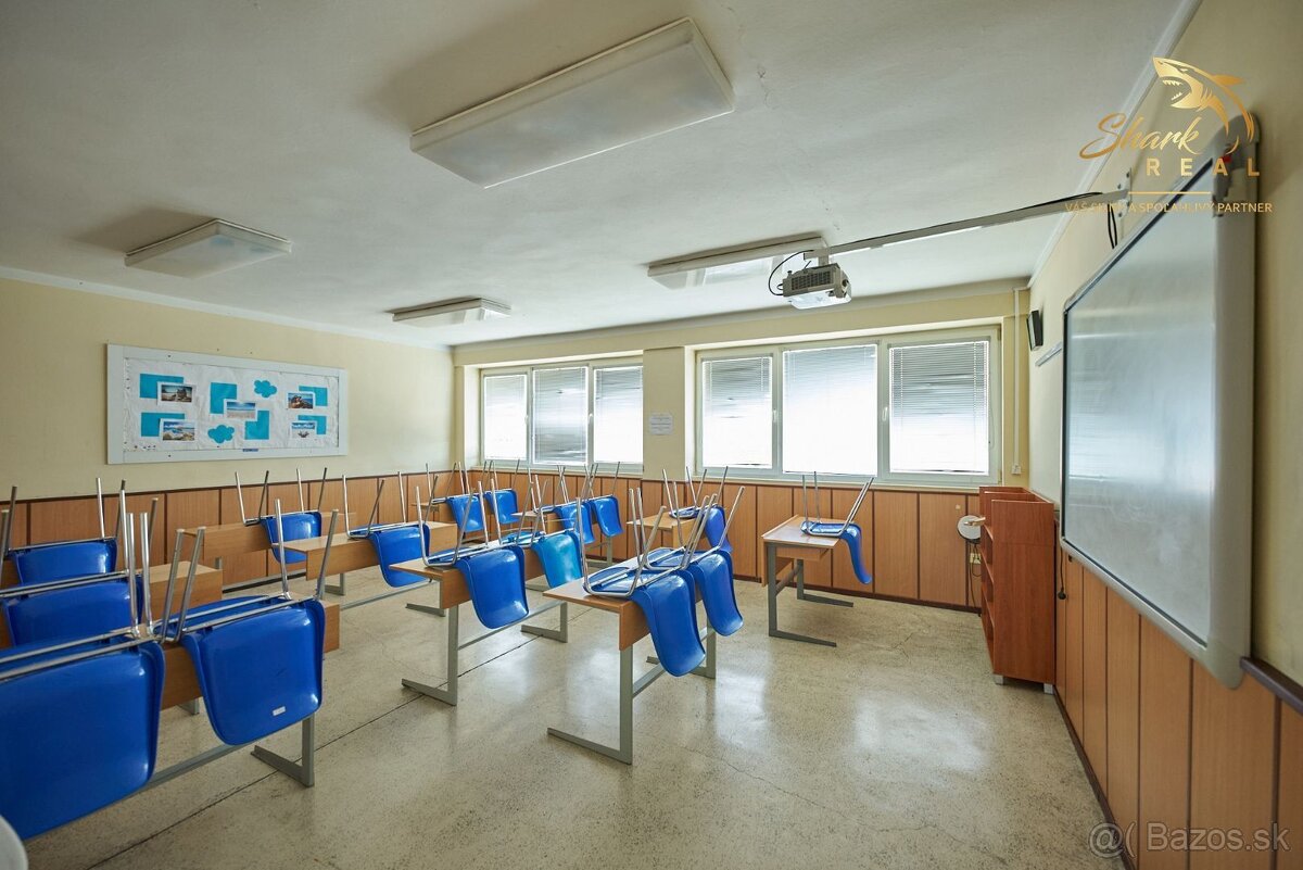 Školská budova v centre obce Mostová - 17