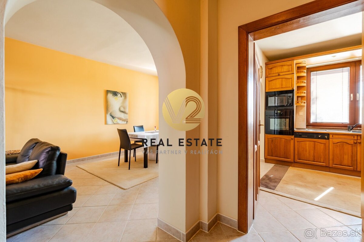 Na PREDAJ 5i rodinný dom s dvojgarážou a hosťovským domom, N - 17