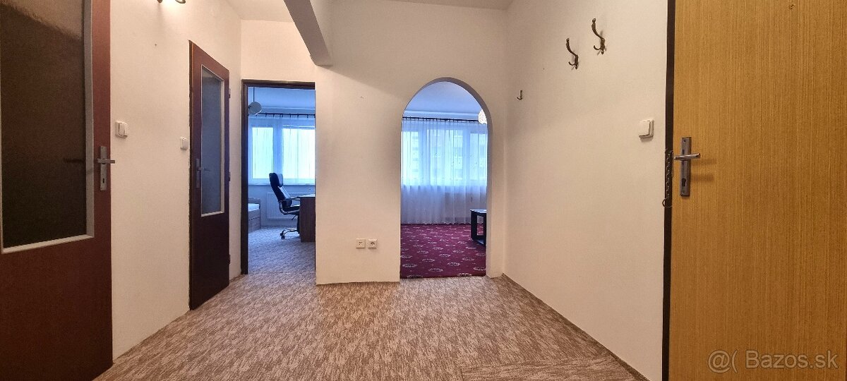 ČISTÝ 3i. BYT S NOVOU SEDAČKOU, POSTEĽAMI A KOBERCOM / BA IV - 17