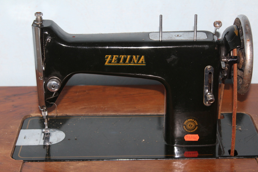 šicí stroj,skrina, knihovnička,sedačka. - 17