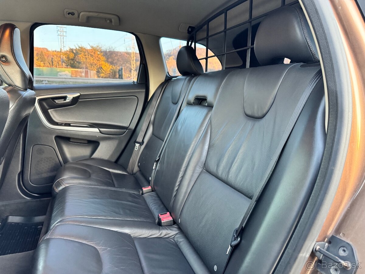 Volvo XC60 2.4D AWD Momentum Geartronic - 17