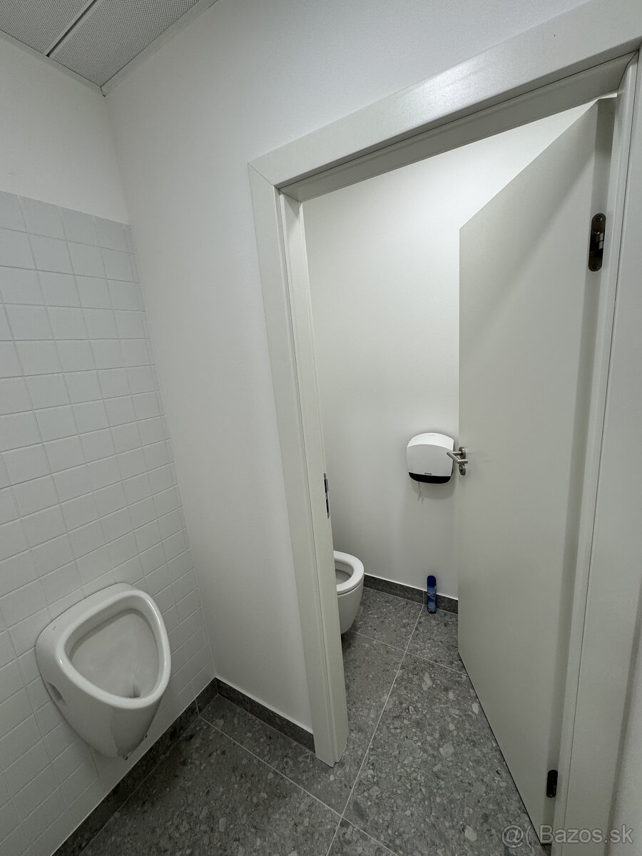 Prenájom novozrekonštruovaného samostatného kancelárskeho tr - 17