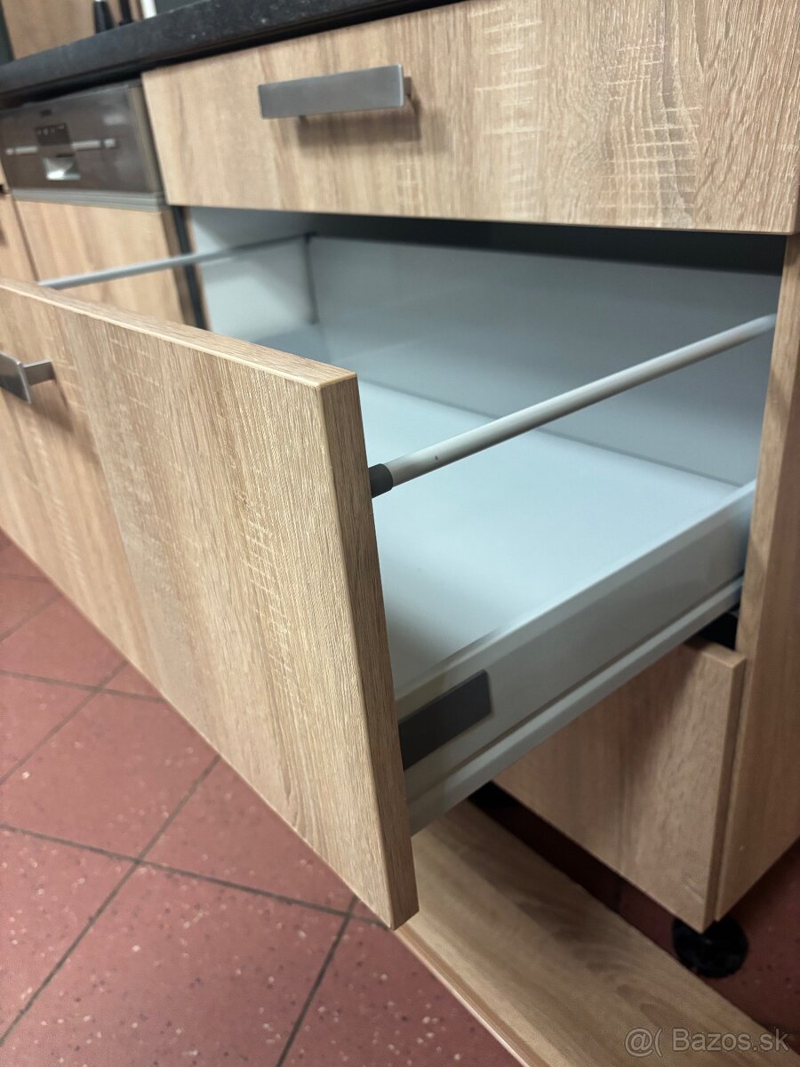 Prodám krásnou zánovní kuchyň Nobilia vertico - 17