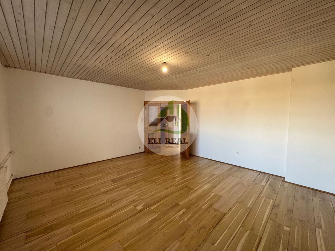 Prenájom priestranného mezonetového bytu s garážou a záhrado - 17