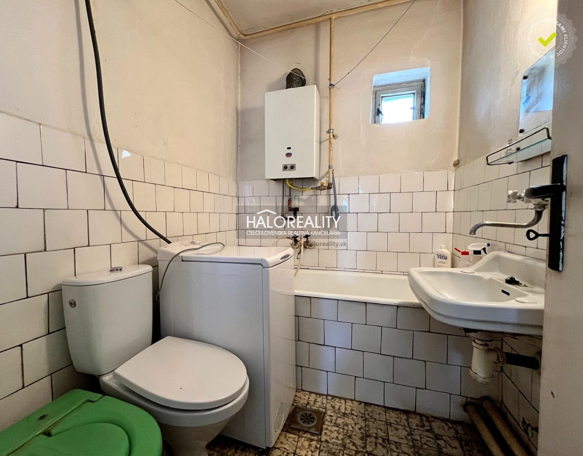 HALO reality - Predaj, rodinný dom Levice, vhodný aj ako inv - 17