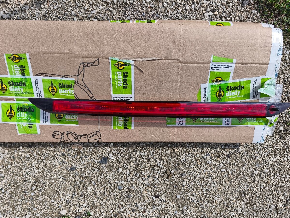 Tretie brzdové svetlo Mercedes GLC , E class , GLA ,Vito - 17