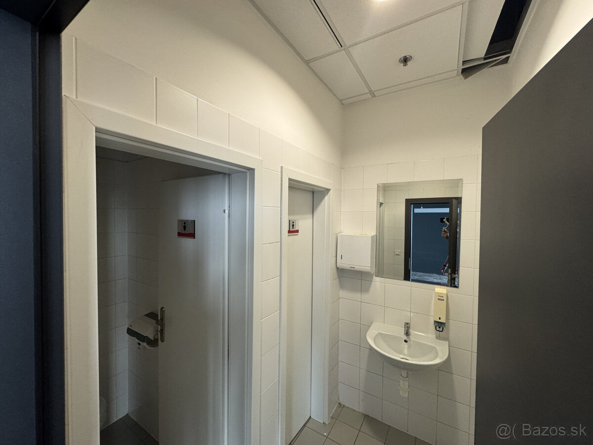 Prenájom rožného prízemného obchodného priestoru 241 m2 na p - 17