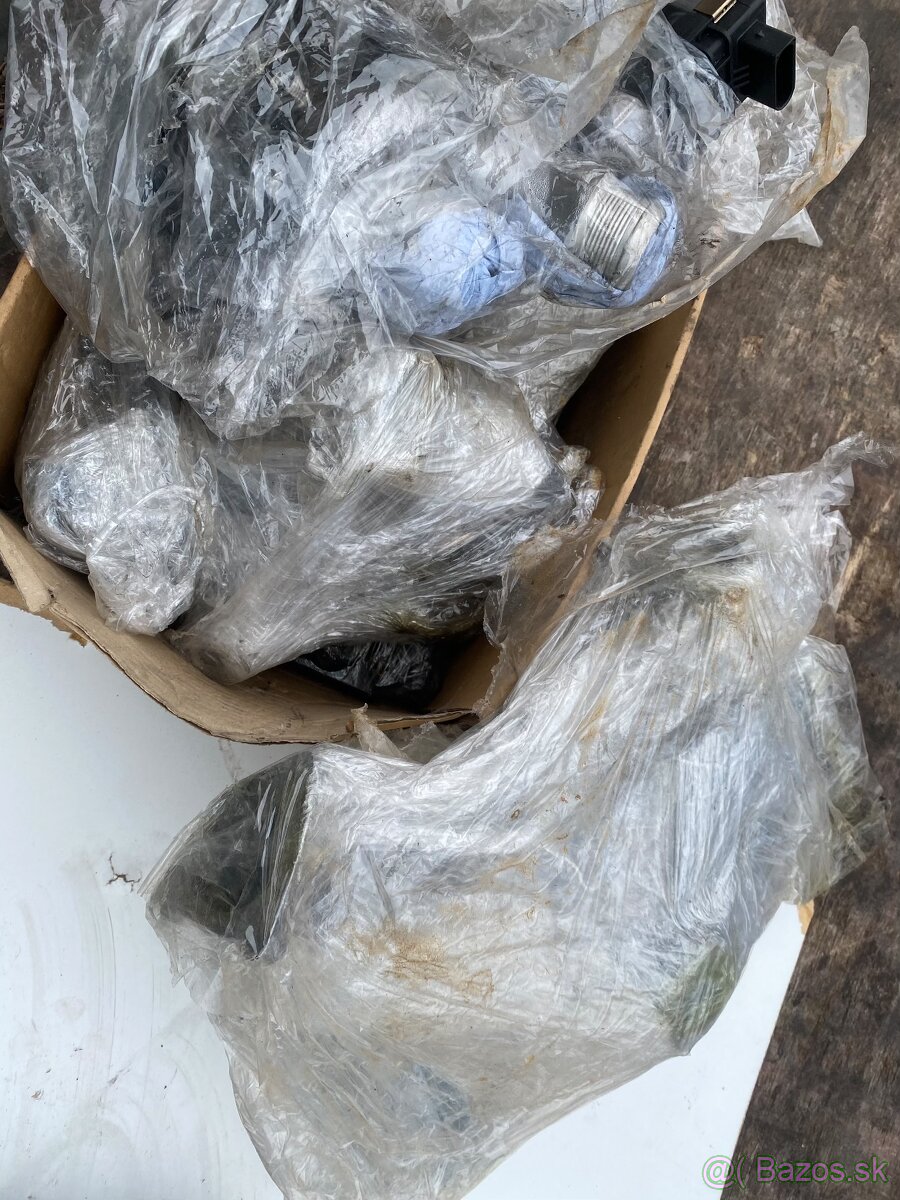 AUDI A8 náhradné diely - motor - vstrekovače atd - 17