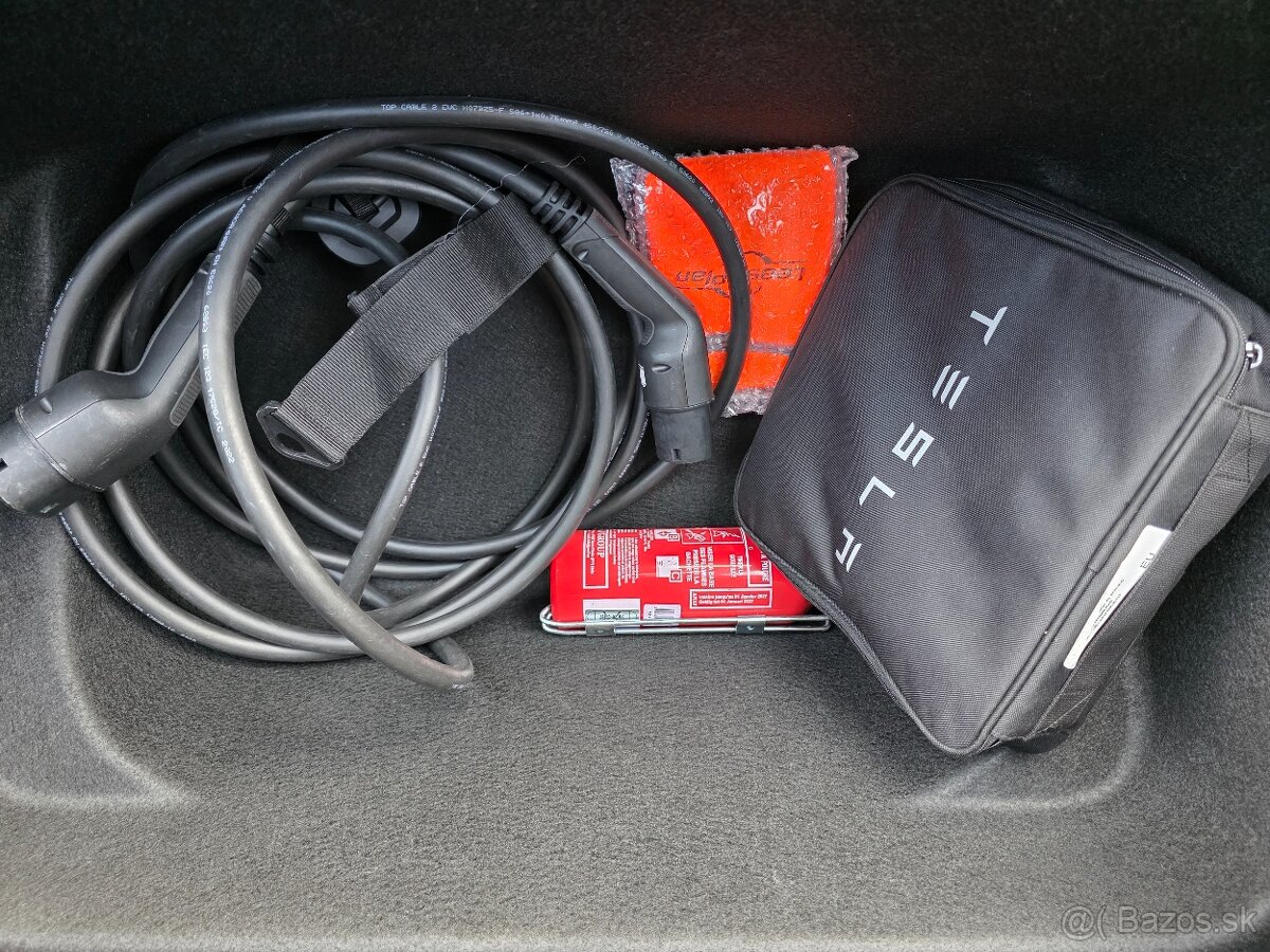 Tesla Model Y Long Range AWD Dual Motor 09/2022 - 17