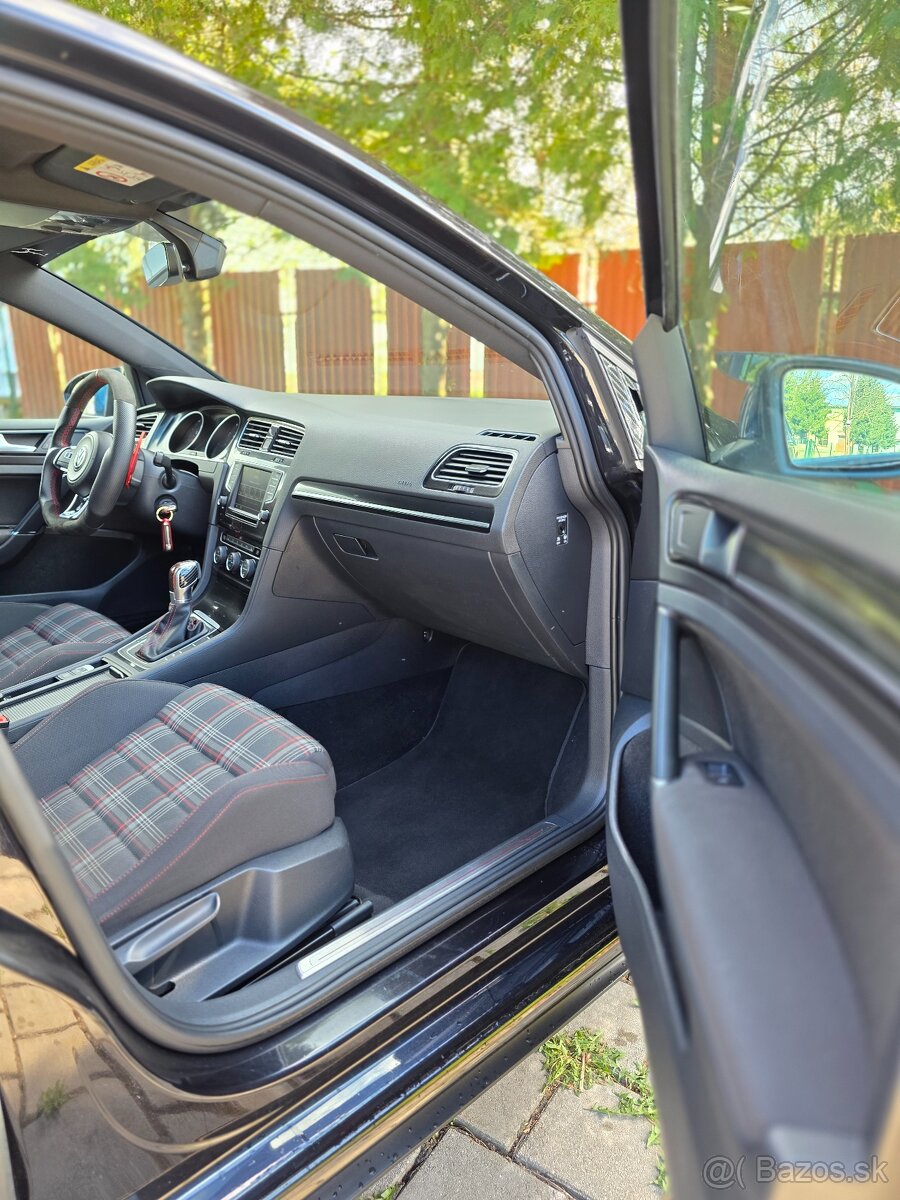 VW Golf 2.0 GTI DSG Performance - 17