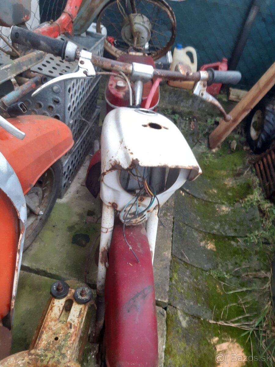 Rôzne stare motocykle nekompletné na ND - 17