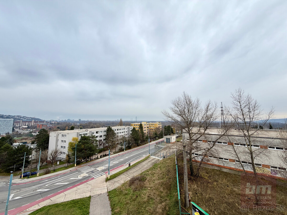 Predaj - novostavba s terasou na začiatku Karlovej Vsi - 17