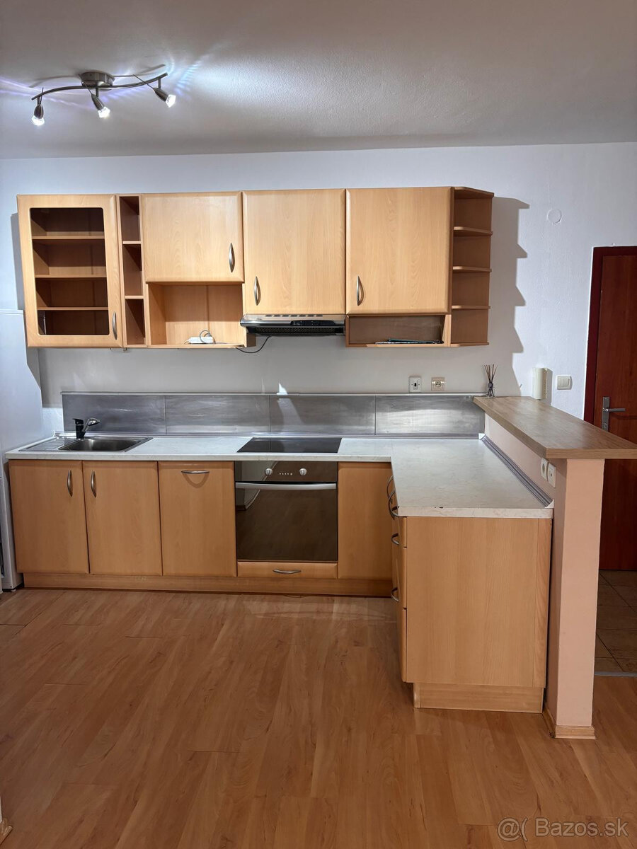 SENEC - NA PREDAJ 2 izbový byt s vlastným parkovaním, pri St - 17