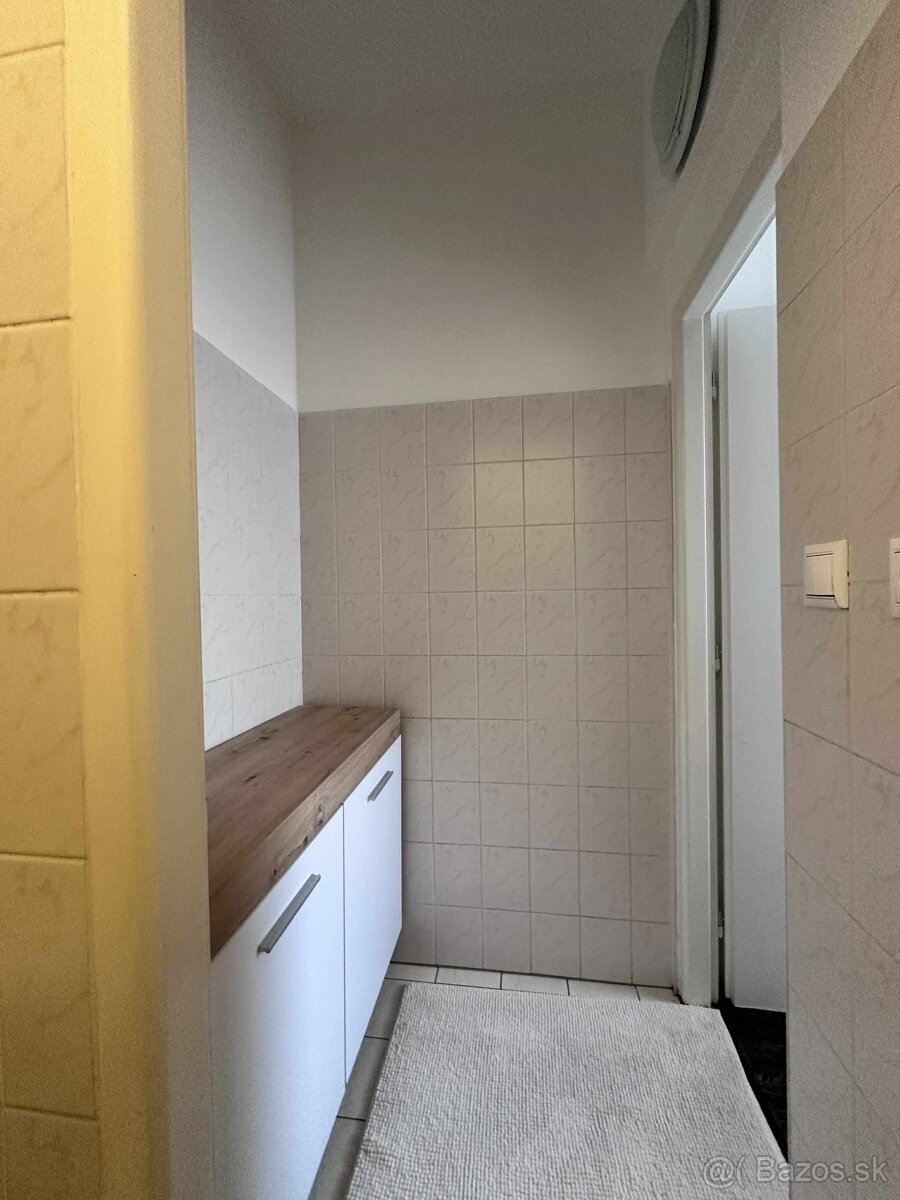 Na prenájom kompletne zariadený a funkčný salón manikúry a p - 17