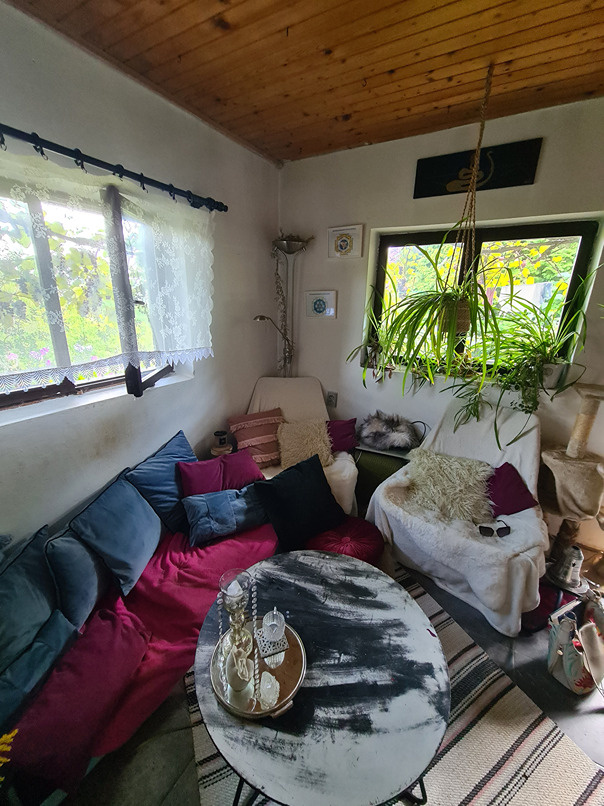 Záhrada s murovanou chatou s nádherným výhľadom - 17