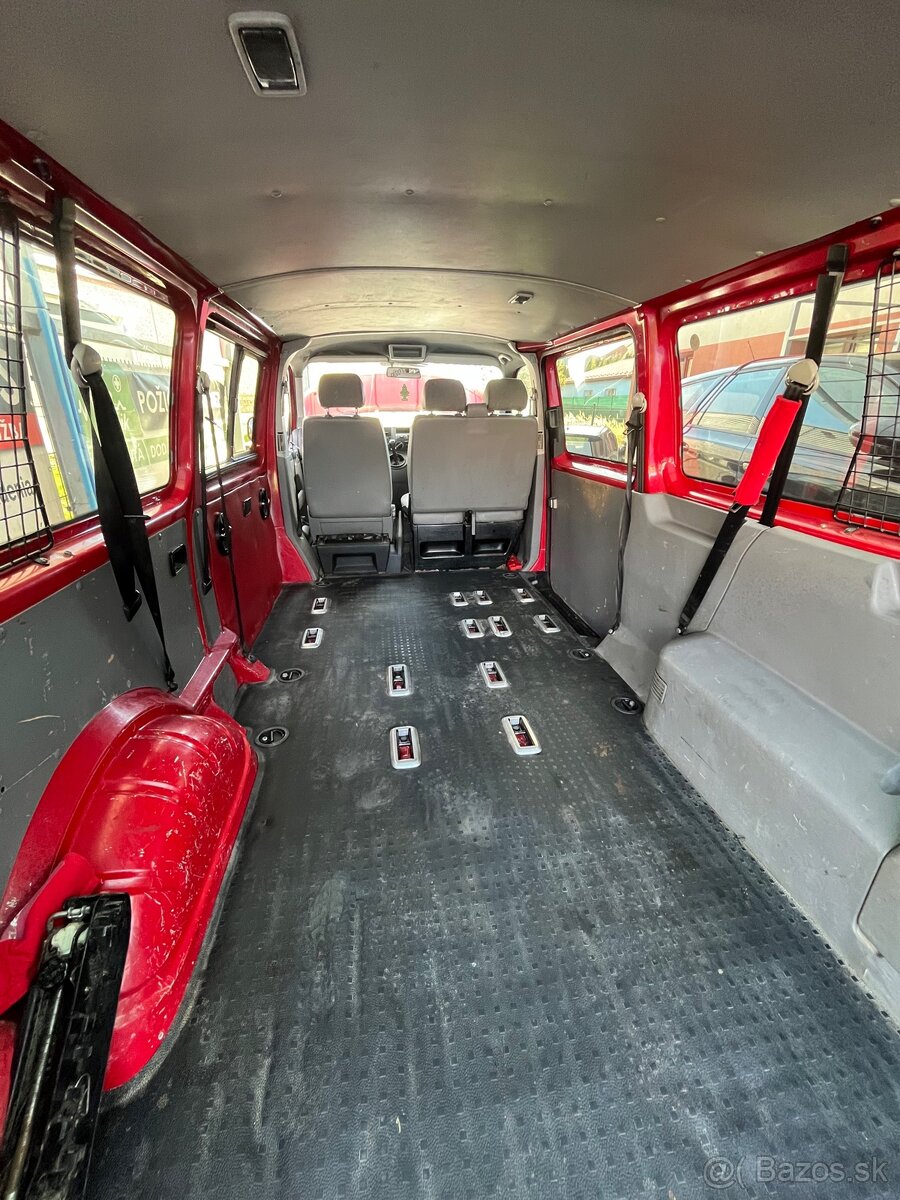 VW Transporter T5 2.5 TDI 96kw 394 000 km 2004 9 miest - 17