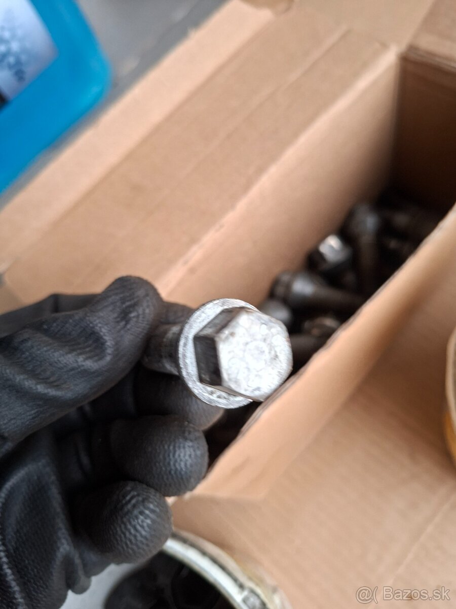 skrutky na kolesa M14 + bezpecnostne skrutky + krytky - 17