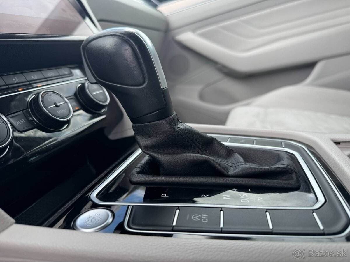 Volkswagen Passat Variant 2.0 TDI Elegance 4Motion DSG - 17