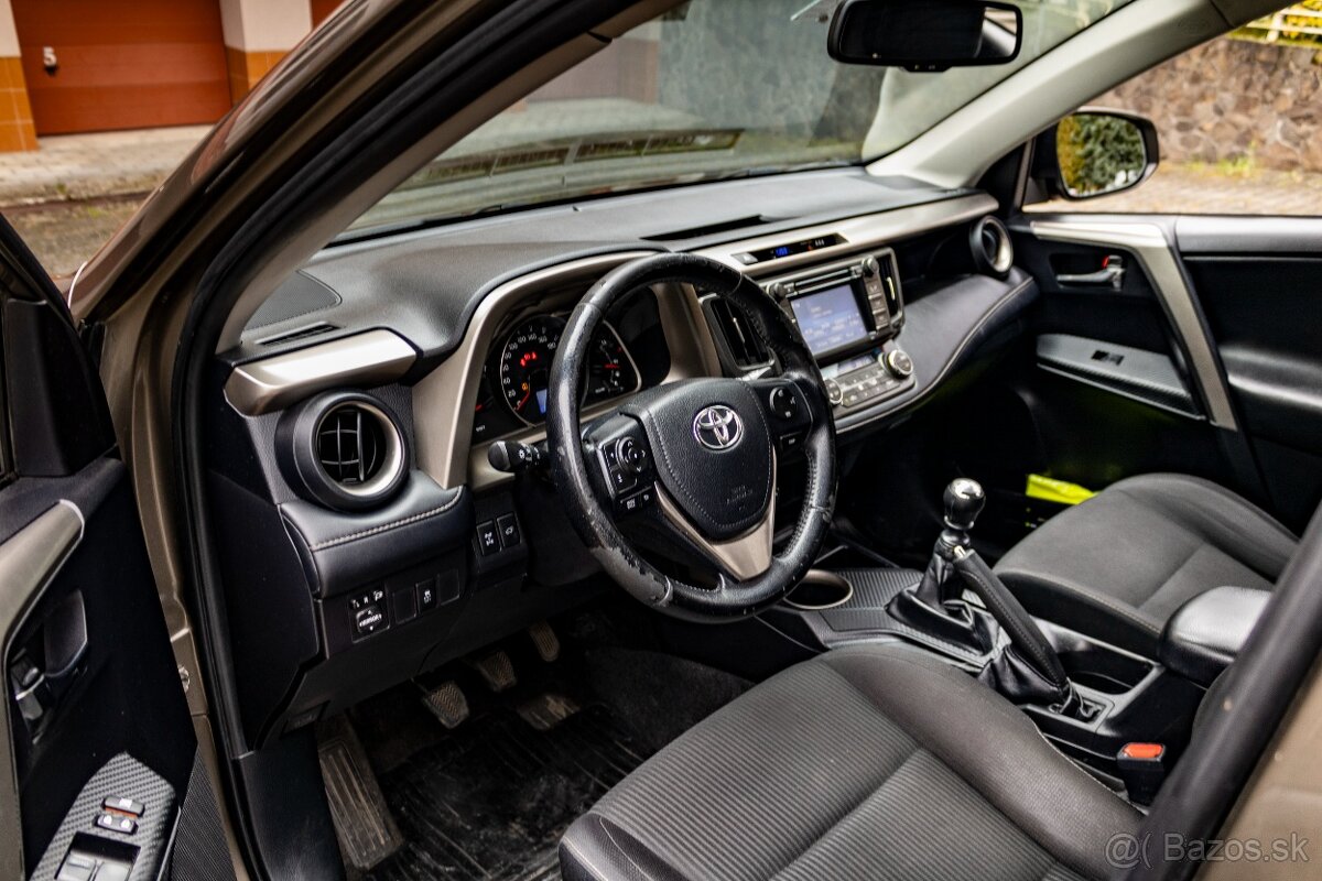 Toyota RAV4 2,2D 110kW 4x4 (nová STK, ťažné, kamera,keyless) - 17