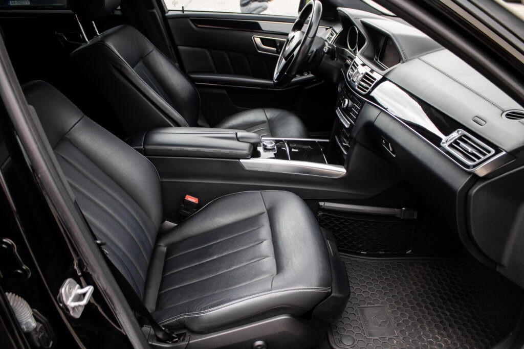 Mercedes Benz E400 sedan - 17