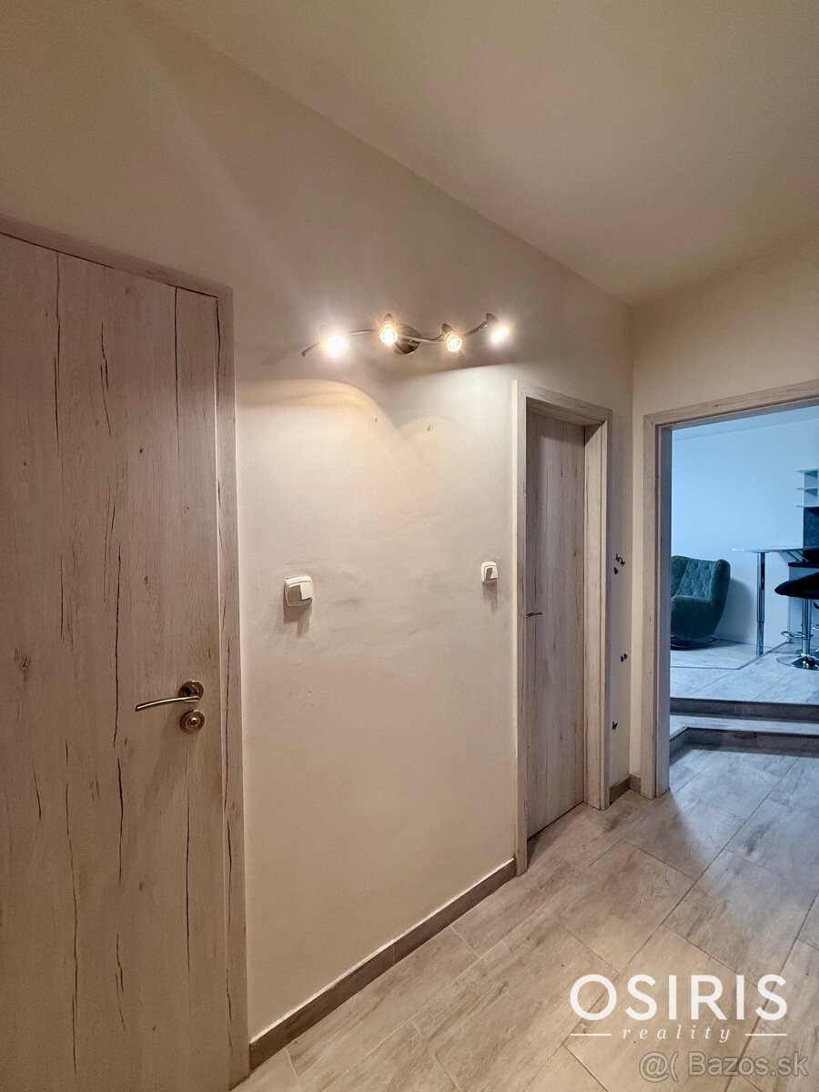 Pekný 2 izbový byt s veľkou zasklenou loggiou - 17