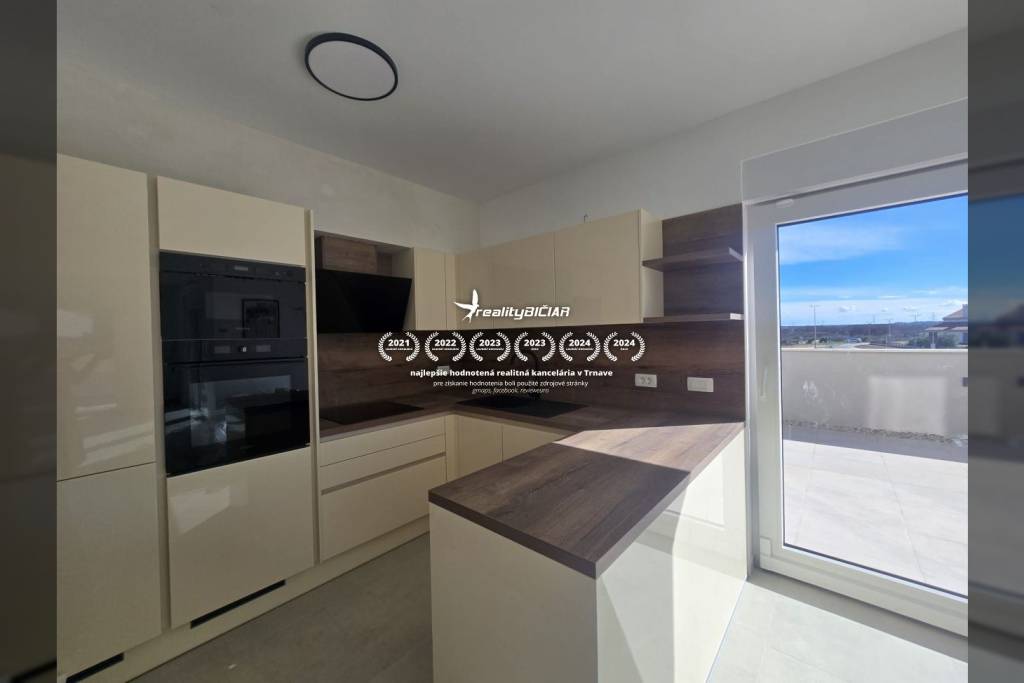 NIN - dvojdom s bazénom - 500 m od centra - 17