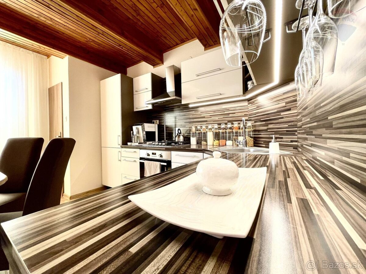 Na predaj útulný rodinný dom po rekonštrukcii s garážou, pek - 17