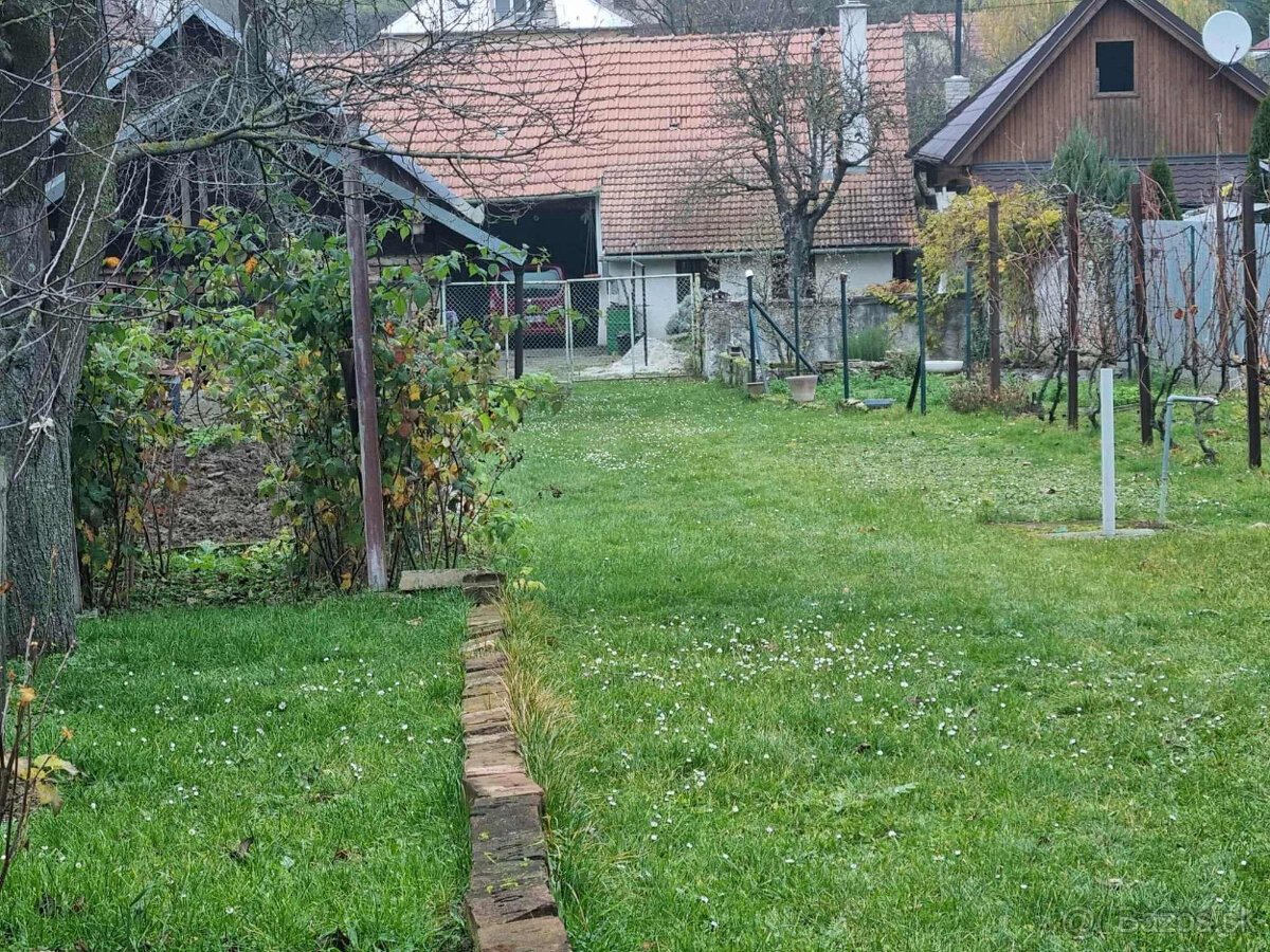 RODINNÝ a HOSŤOVSKÝ DOM,STODOLA a POZEMOK 2924m2 HRÁDOK NMNV - 17