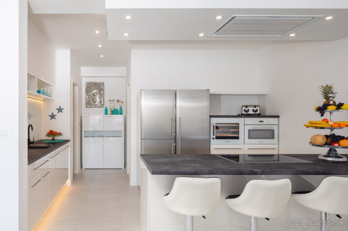 Chorvátsko, ROGOZNICA - Luxusná vila s nekonečným bazénom pr - 17