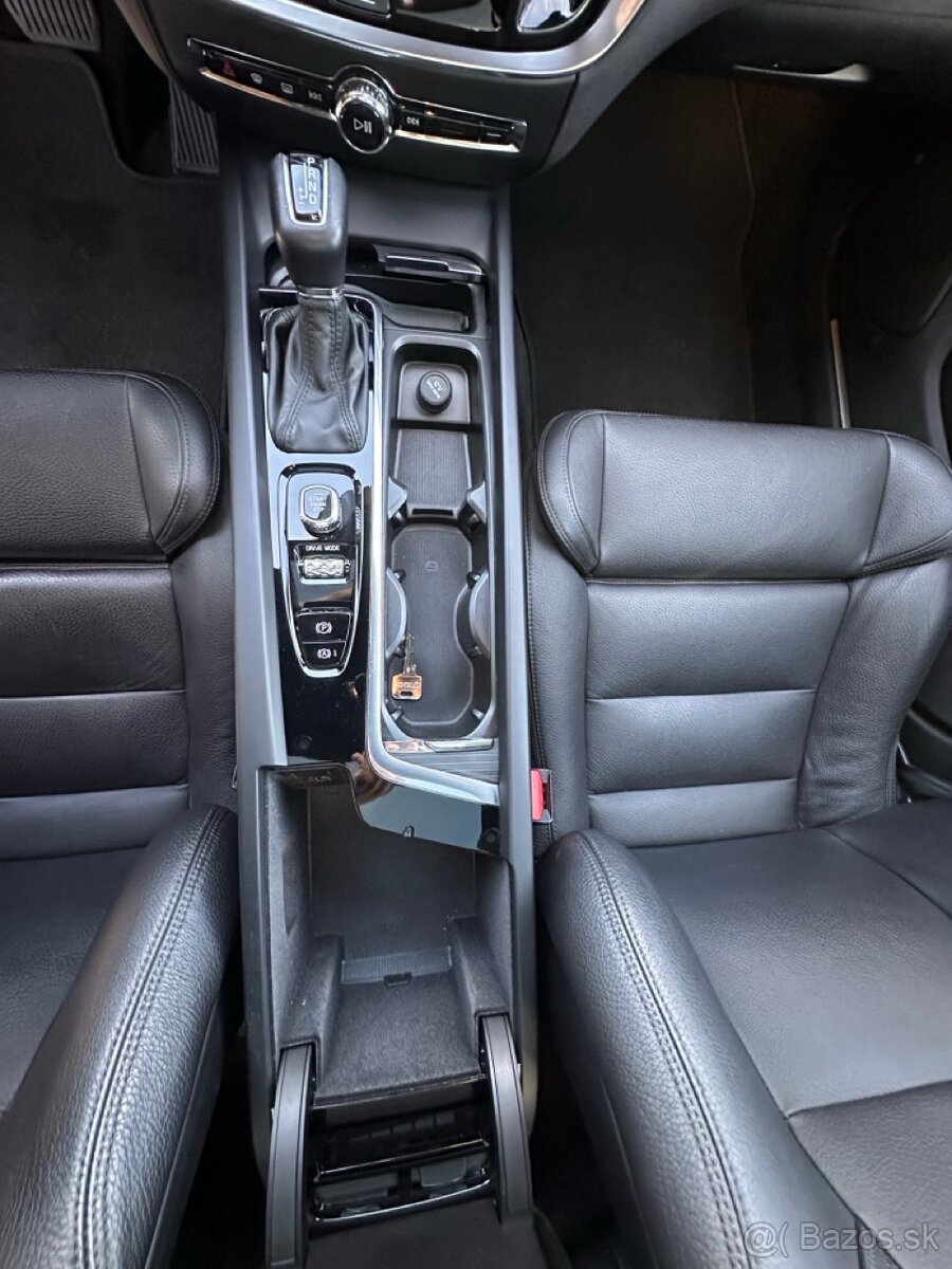 Volvo V60 2.0 4×4, rok 2020 – plná výbava - 17