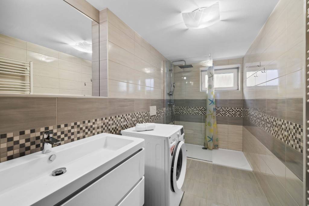 REZERVOVANÉI Predaj 5 - izb.dom v obľúbenej lokalite Ivanka - 17