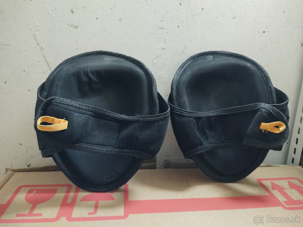 {33} Chrániče kolien - 17