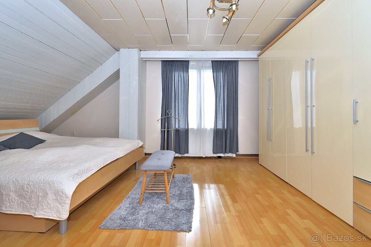 Rodinný dom s dvoma bytmi, 2 garáže, záhrada, bazén, DS - 17