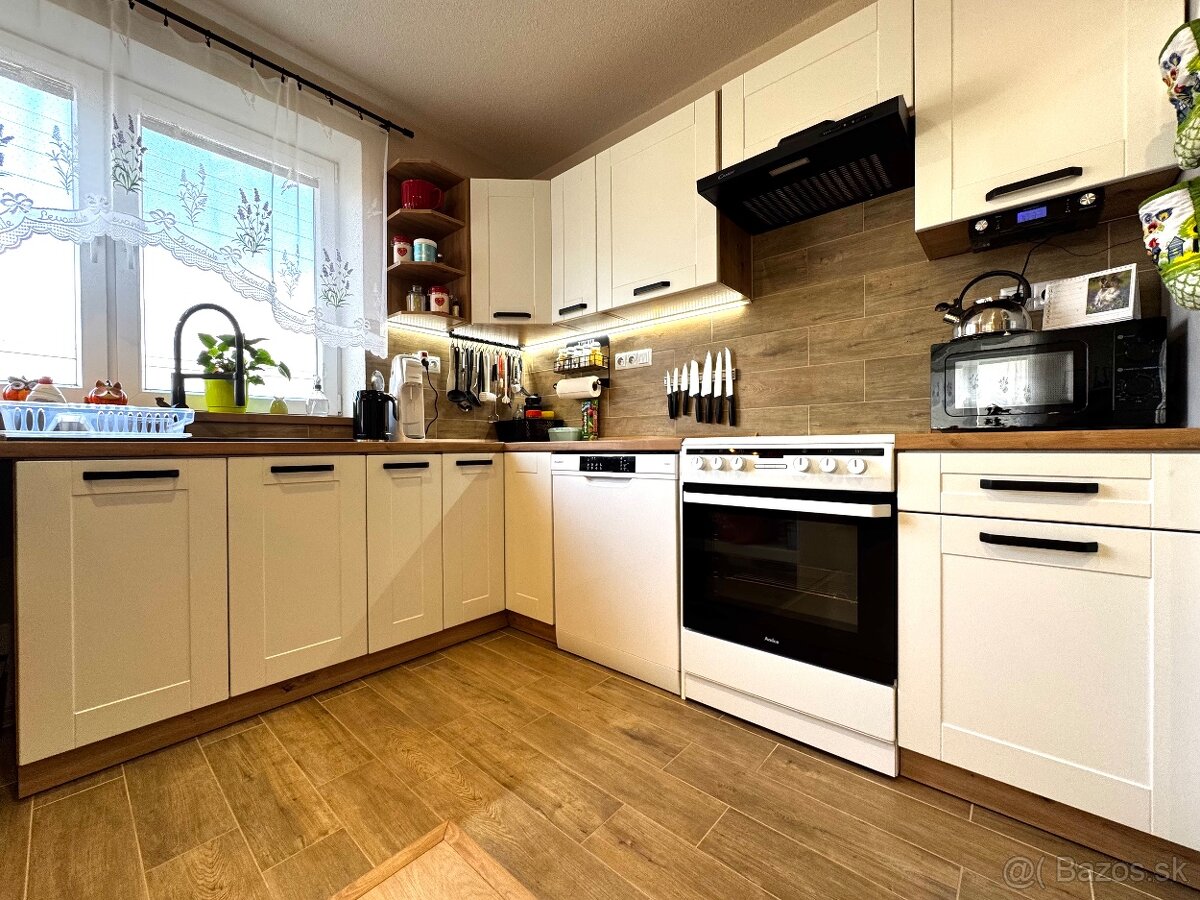 Zrekonštruovaný 4-izbový rodinný dom s garážou GALOVANY - 17