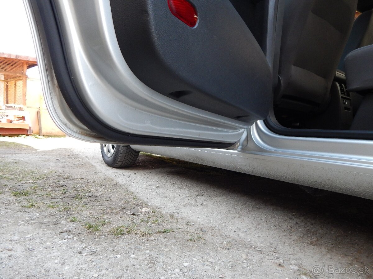 VW TOURAN 1,9 TDI, 77 kW, DSG 7 - 17