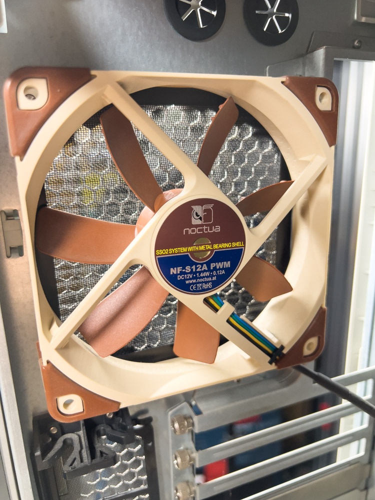 Cooler Master COSMO odhlučnená skriňa + 4 x NOCTUA - 17