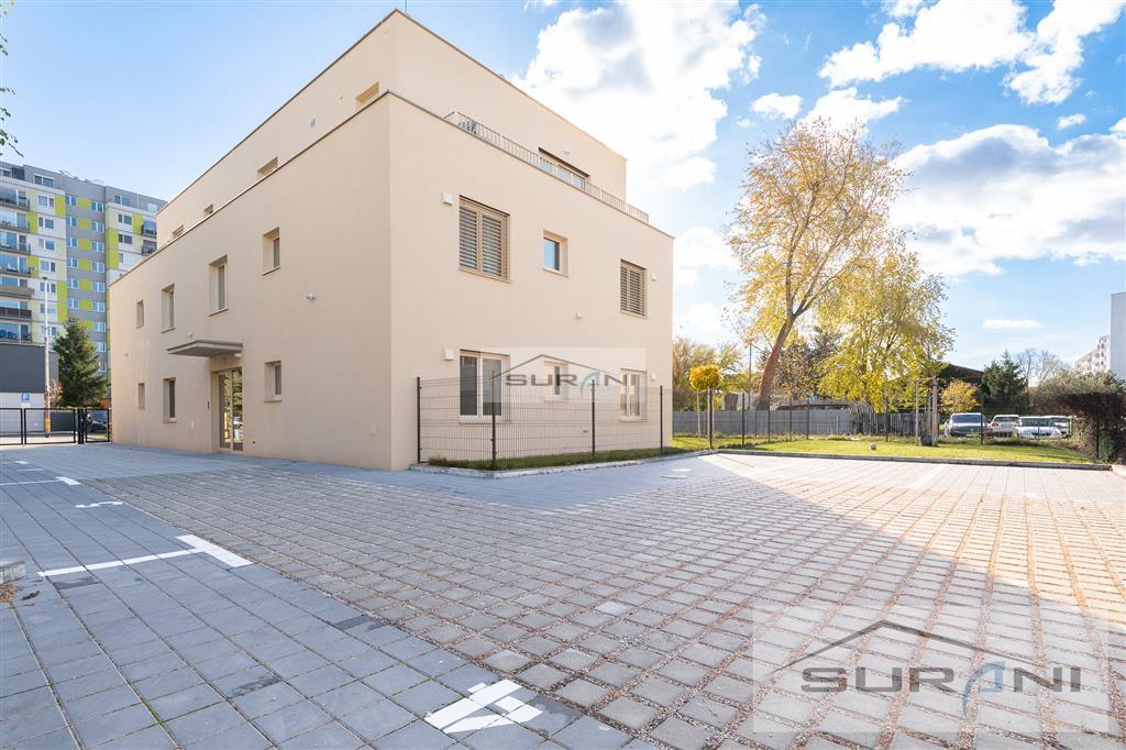 2-izbový byt s predzáhradkou 135 m2 a parkovaním v... - 17