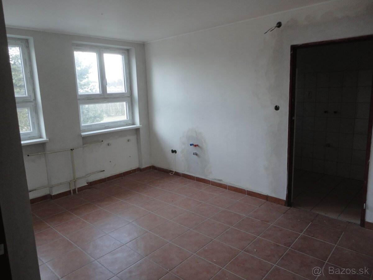 Na predaj bývalá administratívna budova v Bojniciach - 17
