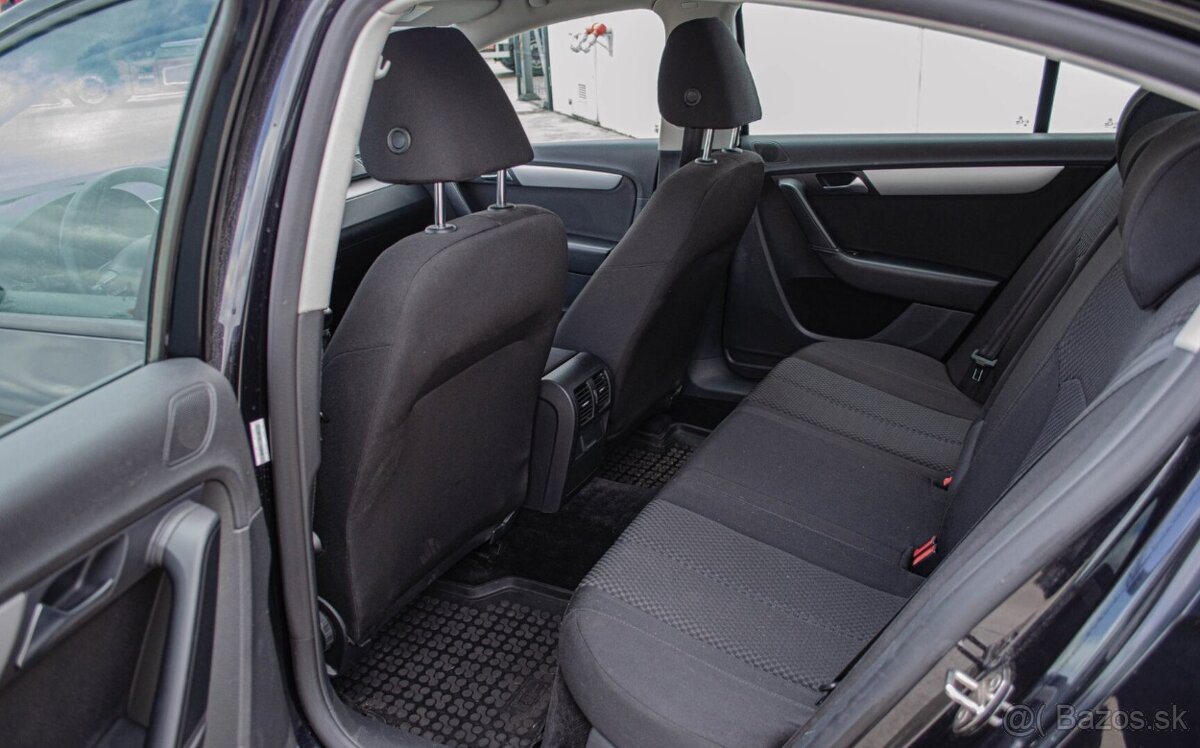 Volkswagen Passat B7 1.6 TDI Sedan - 17
